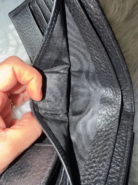 Gucci Vintage Black Leather Wallet with Gold G-Logo Accent - Picture 12 of 12